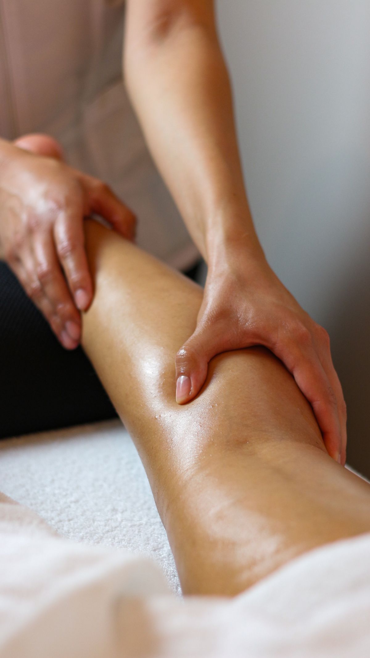 Masaje en la pantorrilla para recuperación muscular
